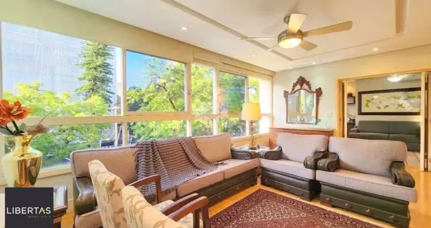 Apartamento 3 dormitórios, suíte, semimobiliado e duas vagas de garagem.