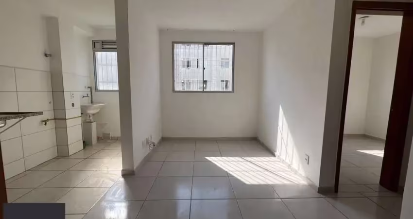Apartamento térreo 2 quartos em condomínio fechado com piscina e infra completa
