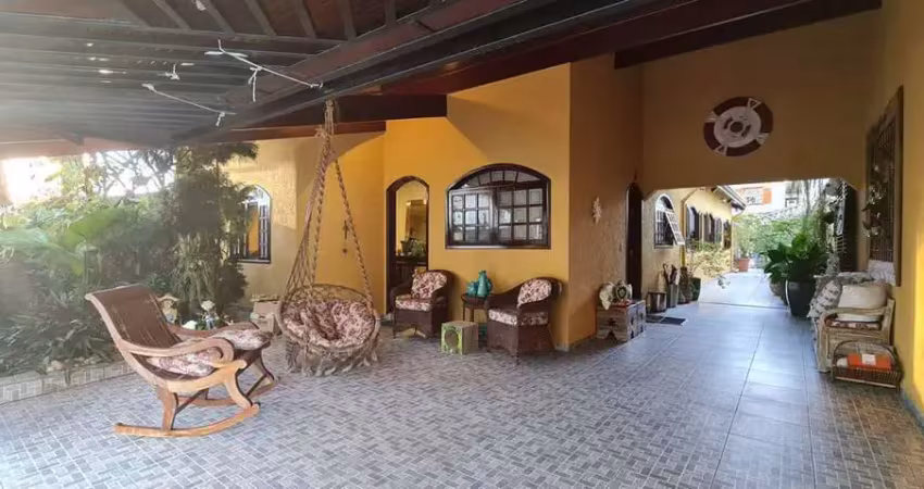 Casa de alto padrão, 243m², 2 suítes, piscina coberta