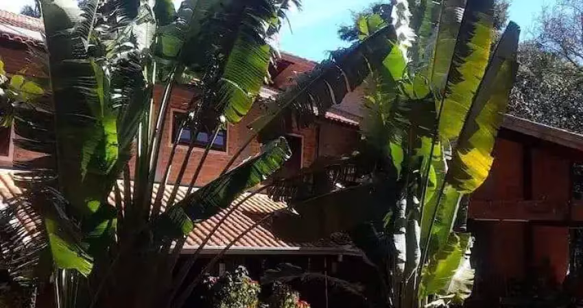 Casa em condomínio com 611 m²,6 quartos,5 suites,8 banheiros,4 vagas