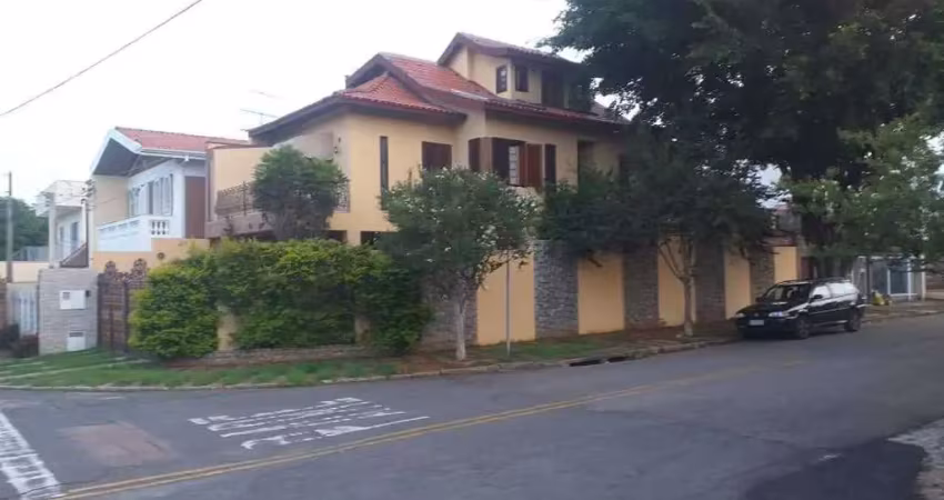 Casa sobrado, 234 m2, 3 dorms ( 1 suíte com closet ) 4 vagas