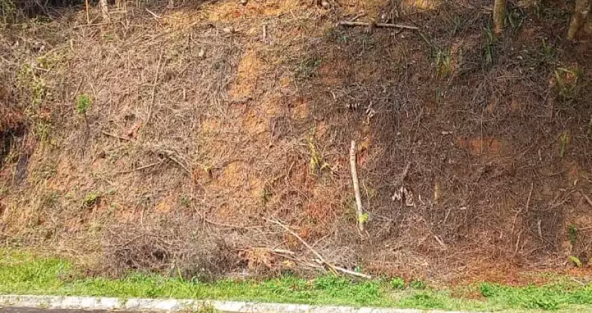 Terreno com 518 m² localizado em condomínio fechado