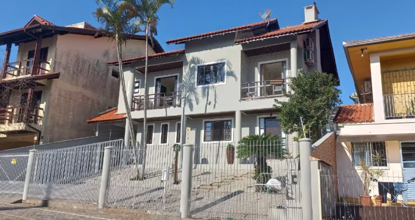 Casa/ sobrado com 03 dormitórios sendo uma suíte