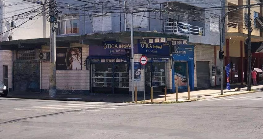 Prédio Comercial com 3 lojas terreas e apto com 3 dormitórios no andar superior