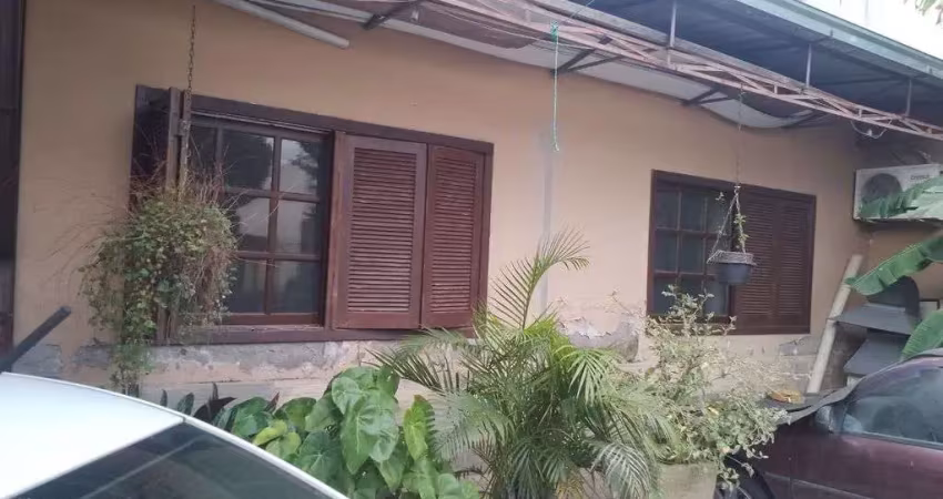 Terreno com 3 casas. 1 de madeira e 2 de alvenaria. rua castro alves - canoas