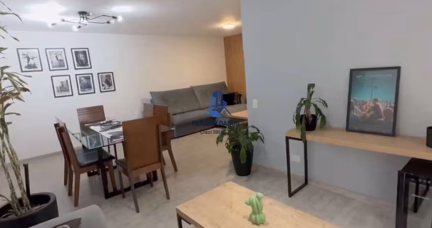 CONDOMÍNIO FEHCADO NO AGUA VERDE - Apartamento Alto Padrão mobiliado com 114 m² uteis bem distribuídos  e iluminados, conta com 3 quartos, sendo uma suíte, 1 vaga no bairro Agua Verde, por apenas R$94