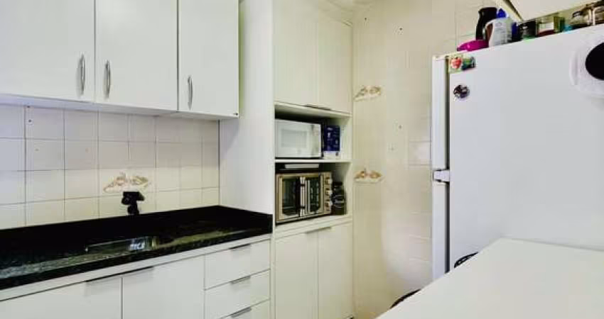Apartamento no Capão Raso - Vende-se incrível apartamento semi mobiliado de 2 Dormitórios próximo ao Colégio Madre Cléia no bairro Capão Raso, Curitiba, Paraná