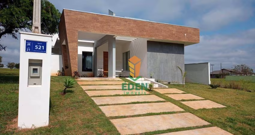 Casa Térrea com 2 quartos, sendo 1 suíte, 4 banheiros, garagem para 2 carros, à Venda e Locação no Condomínio Riviera de Santa Cristina III, Itaí/SP
