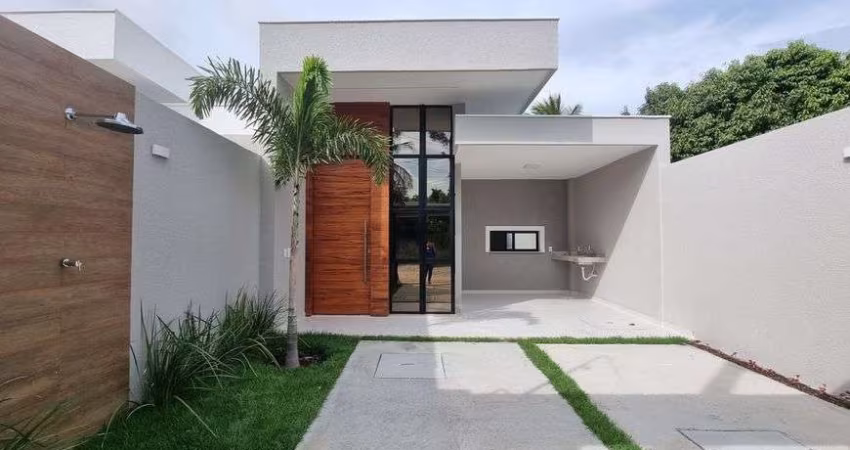 Casas planas com fachada moderna e excelente acabamento! Dispõe de 3 quatros e jardim.