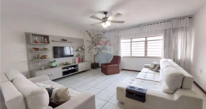 Casa com 210m², sendo 2 dormitórios e 2 banheiros por r$ 474.990,00, na santa cruz em mogi mirim/sp.