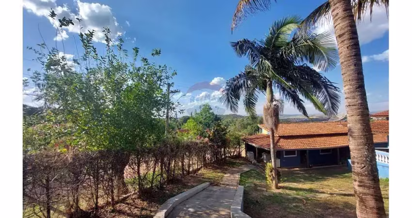 Chácara com piscina, campo de futebol, casa com 4 quartos, sendo 3 suítes no gravi em itapira-sp