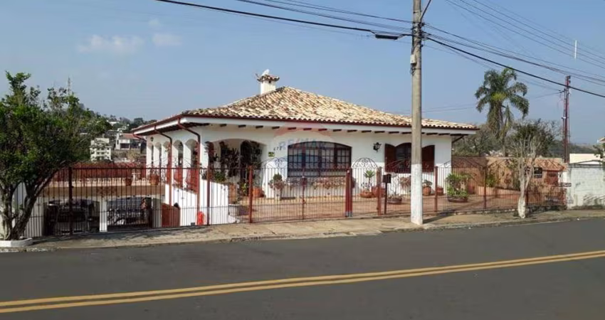 CASA DE 307 M , AT DE 756 M 2 SUITES, 2 QUARTOS ,AREA DE LAZER COMPLETA NO CENTRO DE LINDOIA