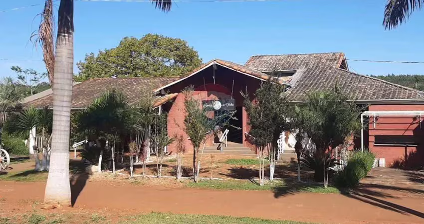 Casarão as margens da sp340 disponível para locação
