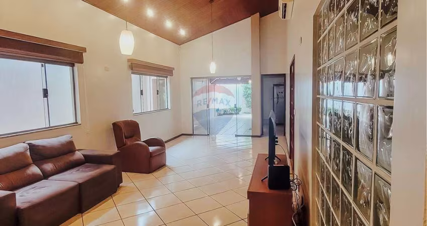 CASA À VENDA, NA REGIÃO CENTRAL DE MOGI MIRIM - $ 680.000,00 (aceita permuta com galpão, barracão ou terreno)