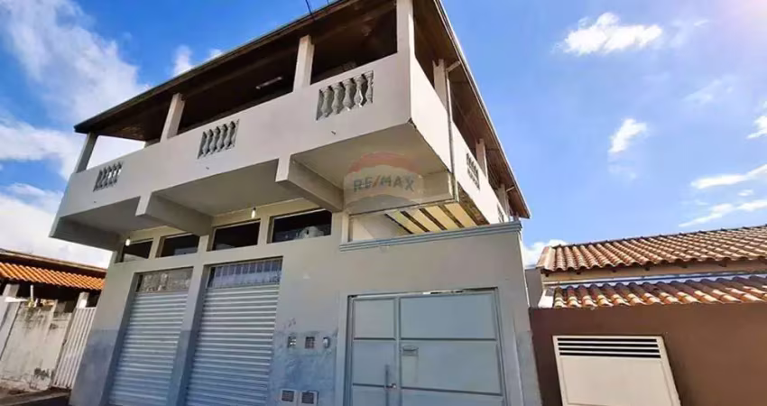 'Casa com salão comercial no Jardim Esplanada: Espaço e Conforto'