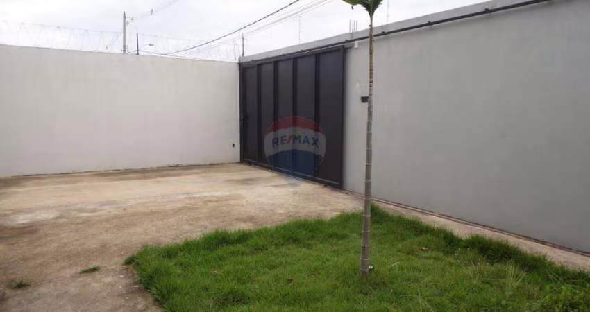 Casa com Três dormitórios  sendo uma suíte para locação