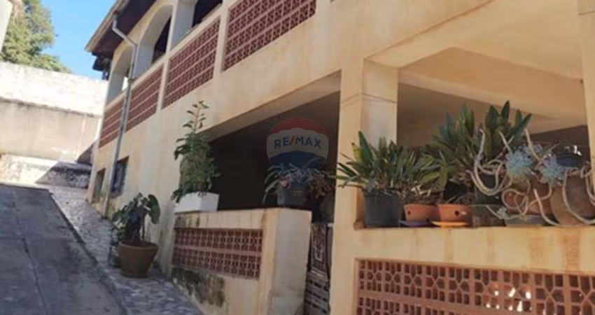 CHACARA COM UMA CASA AMPLA E MAIS DUAS CASAS MENORES COM POMARES, HORTA E GALINHEIRO