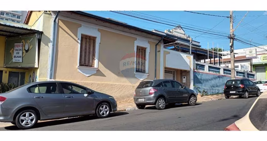 Oportunidade Única no Centro de Itapira: Casa Comercial e Residencial | Imóvel Versátil com Excelente Localização e Potencial Comercial.