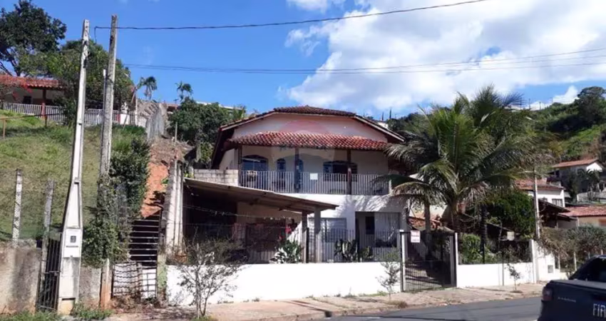 Sobrado à venda 175,74 m2 de área construída , área do terreno 740,50 m2 , 06 quartos , 04 banheiros , 02 vagas  cobertas