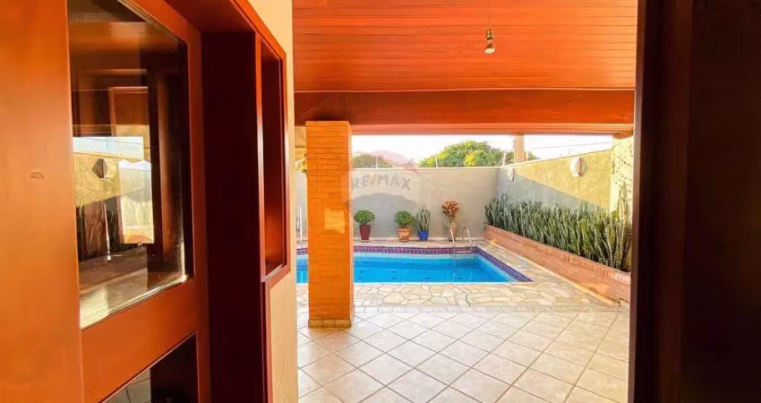 Casa térrea no centro de mogi mirm - área gourmet com piscina - r$ 950.000,00
