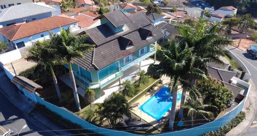 Sobrado à venda com  630 m2 de terreno, 141,90 m2 construídos, 3 dormitórios sendo 01 suite , 01 banheiro social , 04 vagas
