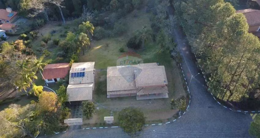 Casa condomínio   5 quartos, 5 banheiros, 3 suítes, 2 vagas cobertas , 2 descobertas, 4200 m2 área total, 333,03 m2 área útil, e muita área livre.