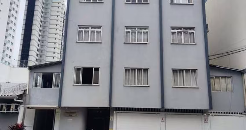 Apartamento com 1 dormitório e 1 vaga de garagem localizado a 500m da Praia