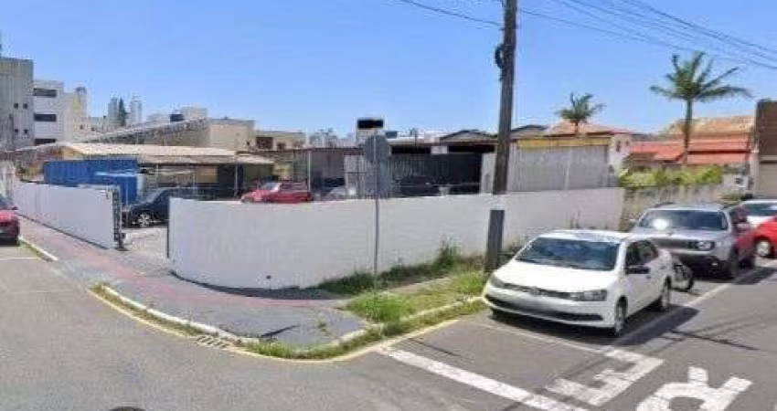Terreno amplo de esquina para 2 ruas com imenso potencial no Centro