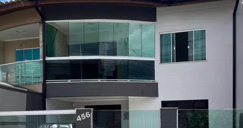 Sobrado mobiliado com 3 dormitórios (sendo 1 suíte) e 2 vagas no Centro de Camboriú