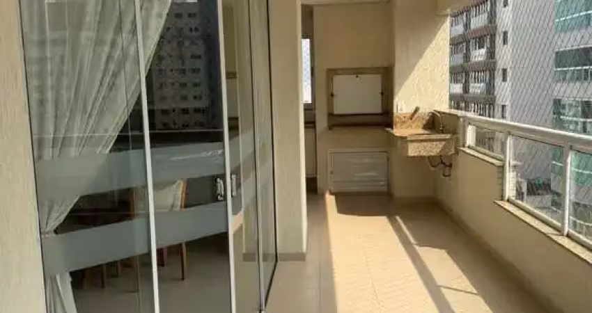 Apartamento com 1 suíte + 2 demi-suítes e 2 vagas a 250 metros do mar