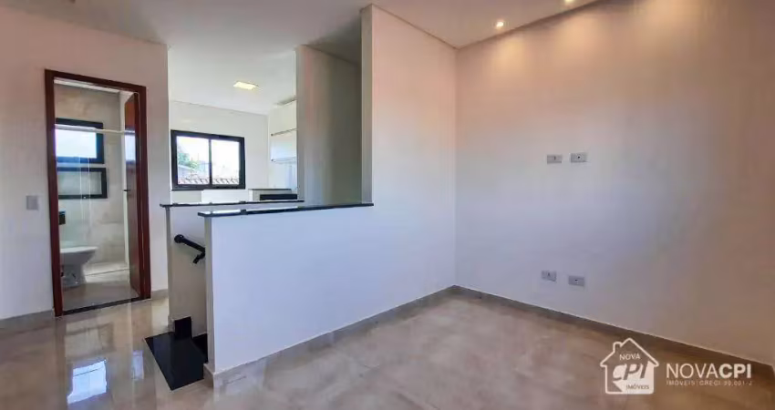 Casa sobreposta alta para locação no bairro guilhermina em praia grande.