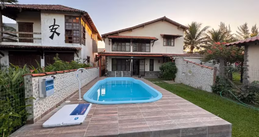 Linda casa duplex no verão vermelho próximo à praia com piscina