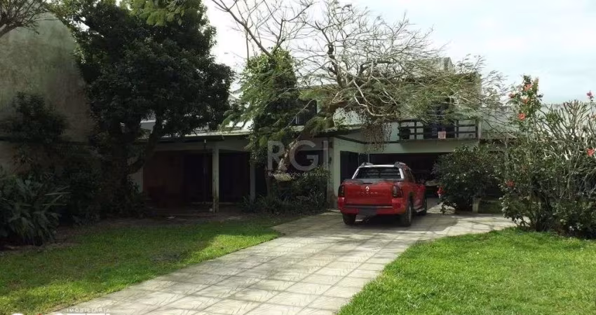 Casa para Venda - 200m², 4 dormitórios, sendo 2 suites, 2 vagas - Barra