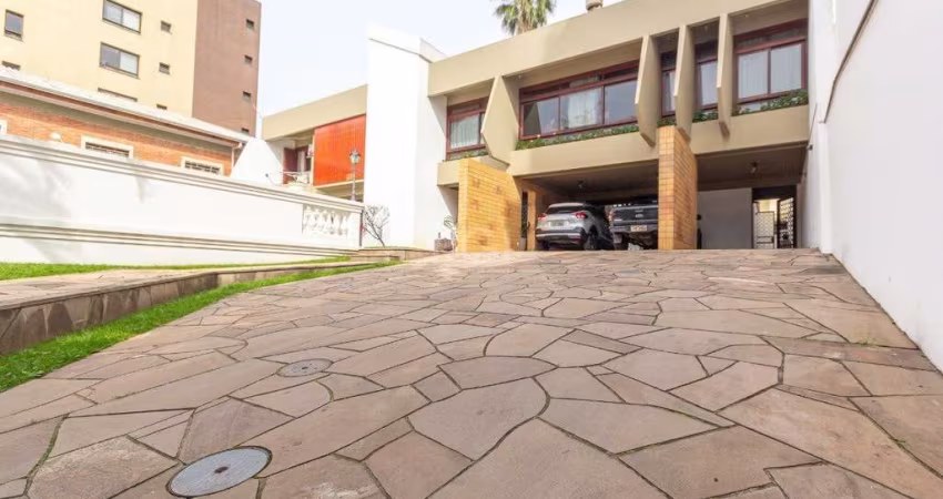 Casa à venda - 500m², 6 dormitórios,  8 vagas, 1 suite, no bairro Menino Deus, e
