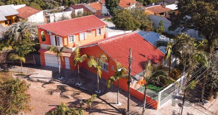 Fantásatico imóvel, composto por duas casas e uma kitnet.