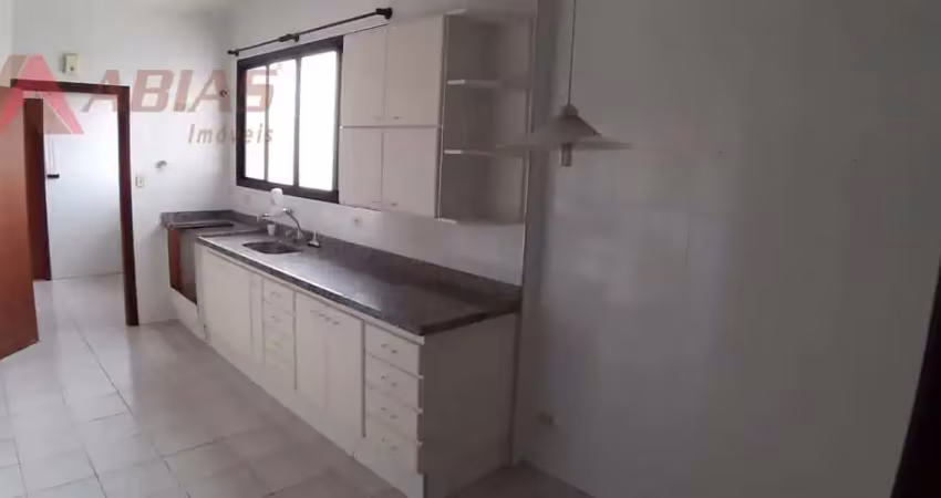 Lindo e amplo apartamento no centro. repleto de armários.