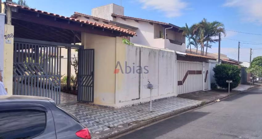 PARQUE FEHR -  Residência  3 dormitórios, sendo uma suite.  Na parte de cima ficam 2 quartos e um banheiro. Na parte de baixo , sala, cozinha , quarto(suíte), banheiro e área de serviço. Garagem cober