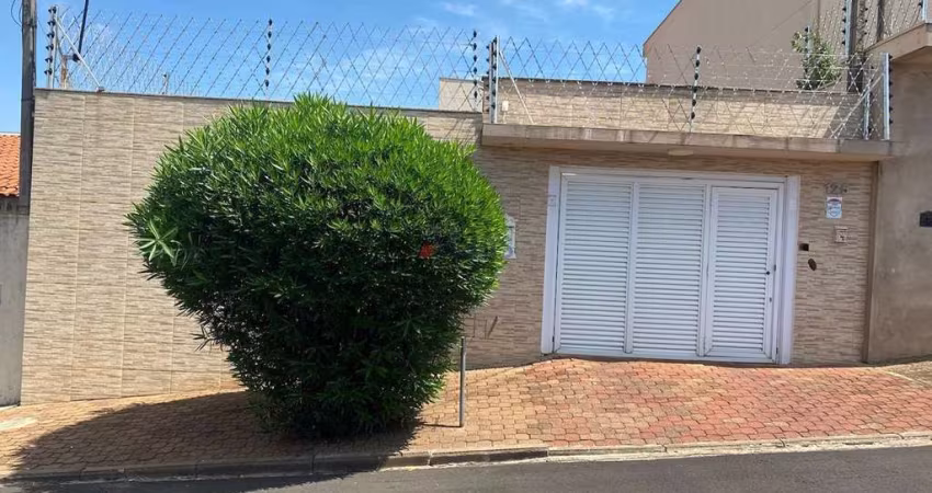 Casa à Venda em Jardim Hikare - 3 Dormitórios, R$ 700 mil