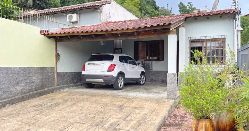 Casa com 3 quartos à venda na Avenida Vicente Monteggia, 2406, Cavalhada, Porto Alegre
