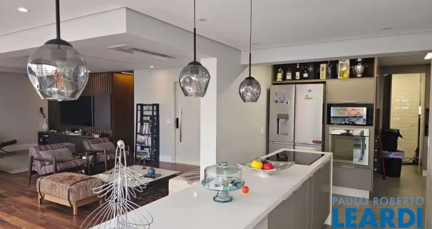 Apartamento com 3 quartos para alugar no Campo Belo, São Paulo 
