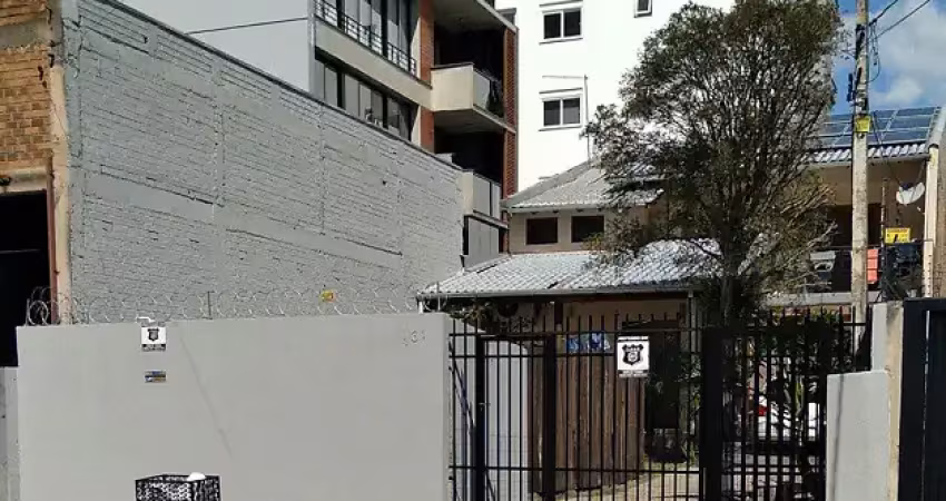 Sobrado de 178,03 m², com 04 dormitórios e piscina, para venda