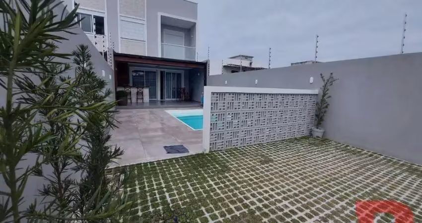 Sobrado amplo, semi mobiliado com  03 quartos sendo 01 suíte e piscina - excelente padrão de acabamento, localizado no baln. cambiju á 100m  da praia.