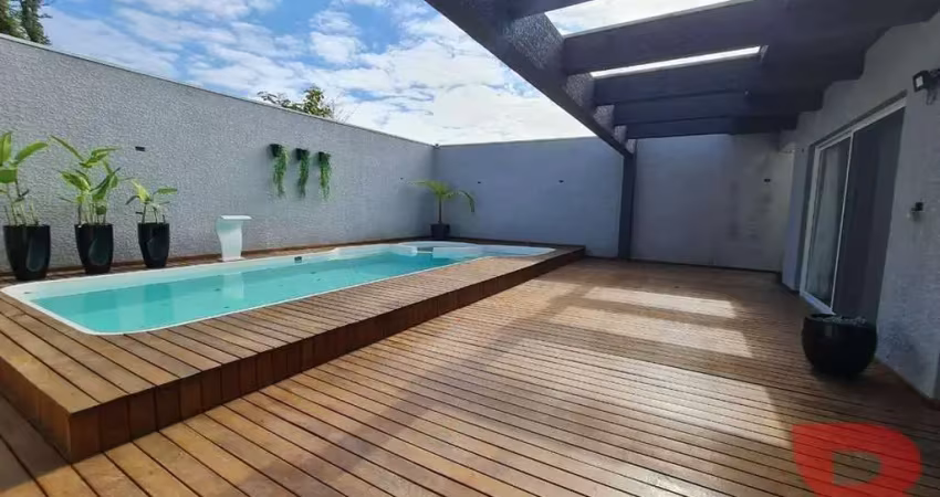 Maravilhosa casa pronta para morar, excelente padrão de acabamento, parcialmente mobiliada, com ampla piscina.