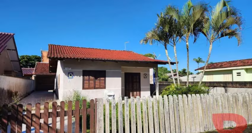 RESIDÊNCIA 04 DORMITÓRIOS (01 SUÍTE) NA BARRA DO SAÍ, RUA 160 A APENAS 140,00M DO MAR