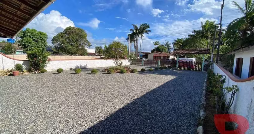 Otimo imóvel a 480 metros da praia, amplo terreno, bem localizada no bairro barra do saí!