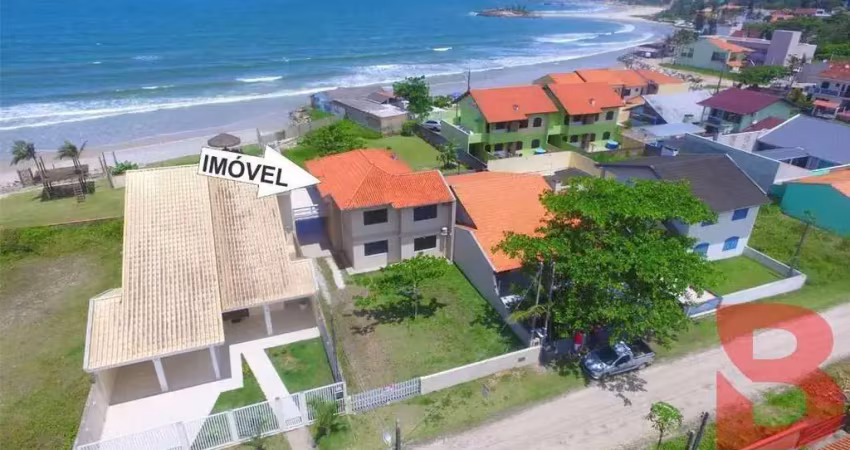 Excelente imóvel, próximo a terceira pedra, frente para o mar, sobrado com 194,93m2, em um terreno de 720,00m², balneário brasilia, itapoá/sc.