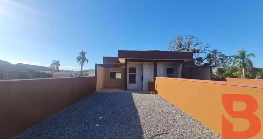 Casas com ótimo acabamento com 3 quartos, sendo 01 suíte  próximo a praia e comércios no balneário brandalize.