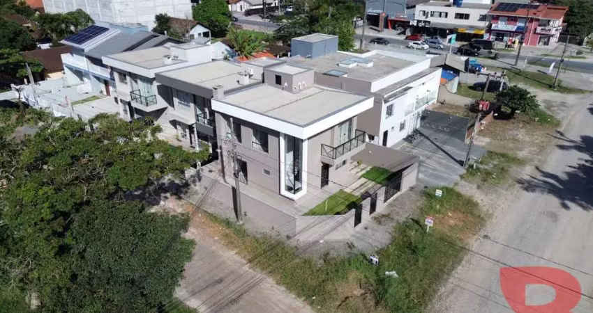 LINDO SOBRADO DE ESQUINA COM 03 DORMITÓRIOS SENDO 01 SUÍTE, EXCELENTE PADRÃO DE ACABAMENTO, 600M DA PRAIA EM ITAPEMA DO NORTE
