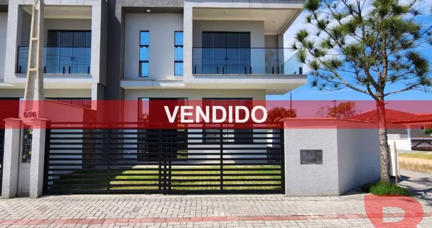 SOBRADO NOVO DE ESQUINA, COM 03 DORMITÓRIOS, SENDO 01 SUÍTE, EXECLENTE PADRÃO DE ACABAMENTO, LOCALIZADO BALN. VOLTA AO MUNDO NA BARRA DO SAÍ.