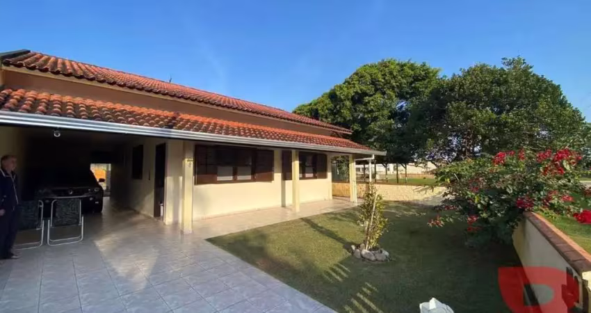 Ótima casa com 03 dormitórios (sendo 01 suíte) na barra do saí a apenas 140 metros da praia!